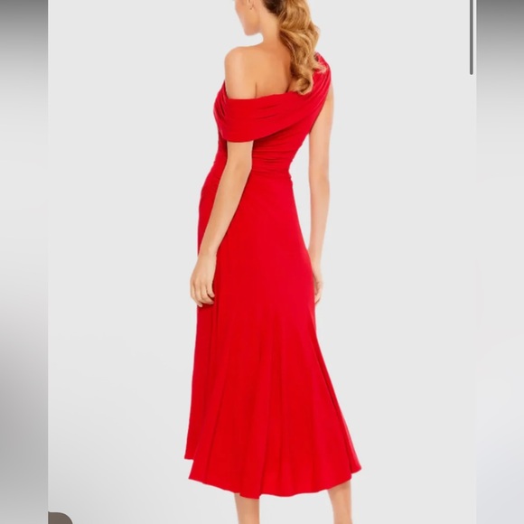 Mac Duggal Ieena Elegant Red Ruched Off-Shoulder Dress midi - Picture 3 of 6